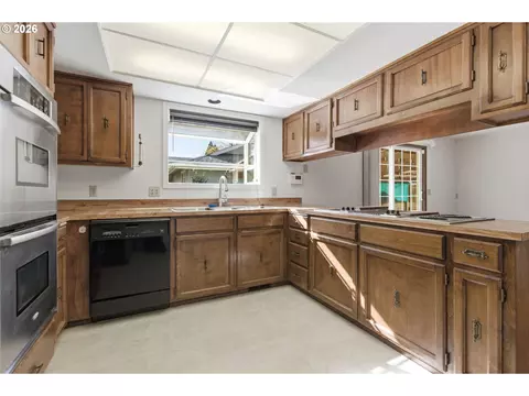Kitchen - 302 67th St, Springfield, OR 97478 photo 4 of 4