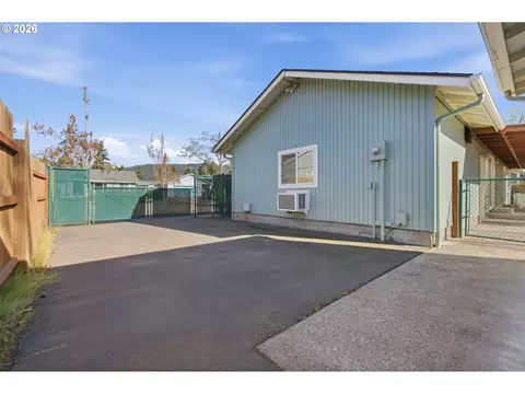 Exterior - 302 67th St, Springfield, OR 97478 photo 9 of 10