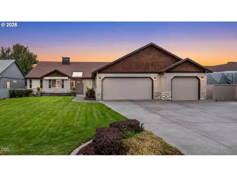 2635 NW Canyon Dr, Redmond, OR 97756