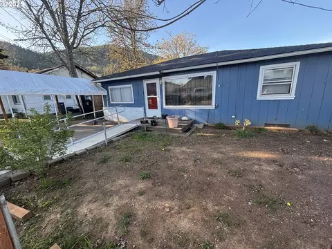 769 NE Christian St, Myrtle Creek, OR 97457
