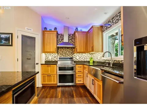 Kitchen - 39340 Glover Ct, Sandy, OR 97055 photo 2 of 4