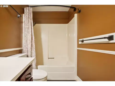 Bath - 39340 Glover Ct, Sandy, OR 97055 photo 3 of 5