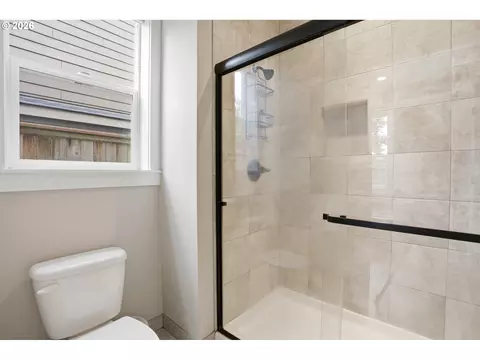 Bath - 2481 SW 41st St, Gresham, OR 97080 photo 6 of 6