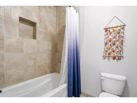 Bath - 2481 SW 41st St, Gresham, OR 97080 photo 4 of 6