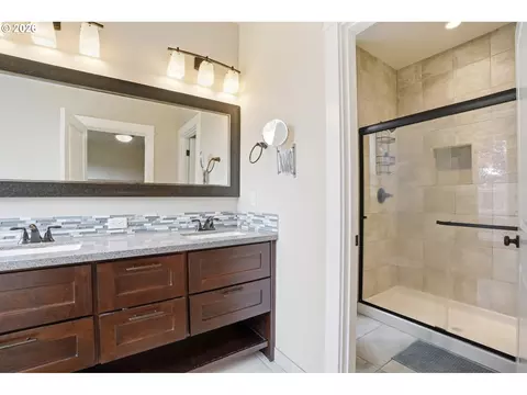 Bath - 2481 SW 41st St, Gresham, OR 97080 photo 2 of 6