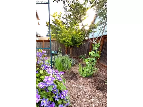 Exterior - 2481 SW 41st St, Gresham, OR 97080 photo 6 of 10