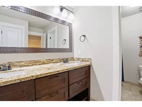 Bath - 2481 SW 41st St, Gresham, OR 97080 photo 5 of 6