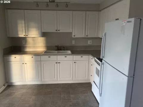 Kitchen - 3960 Virginia Ave, Springfield, OR 97478 photo 2 of 3