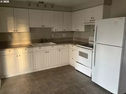 Kitchen - 3960 Virginia Ave, Springfield, OR 97478 photo 1 of 3