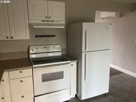 Kitchen - 3960 Virginia Ave, Springfield, OR 97478 photo 3 of 3