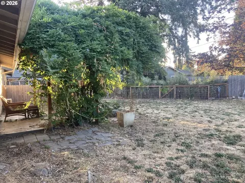 Exterior - 3960 Virginia Ave, Springfield, OR 97478 photo 5 of 6