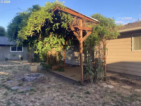 Exterior - 3960 Virginia Ave, Springfield, OR 97478 photo 3 of 6