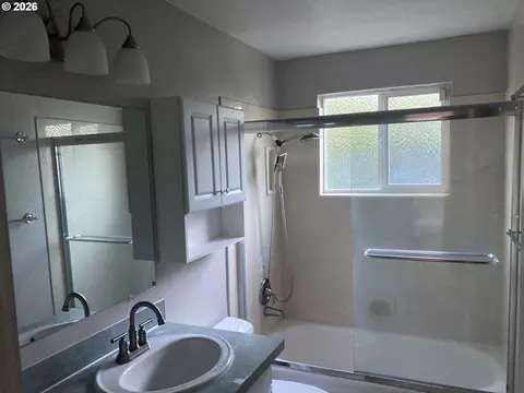 Bath - 3960 Virginia Ave, Springfield, OR 97478 photo 1 of 1
