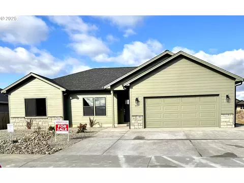 897 Medina Ave, Sutherlin, OR 97479