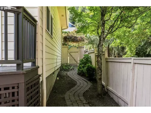 Exterior - 367 Spyglass Dr, Eugene, OR 97401 photo 9 of 11