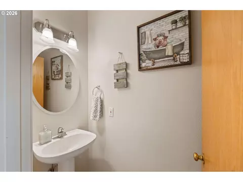 Bath - 367 Spyglass Dr, Eugene, OR 97401 photo 1 of 4
