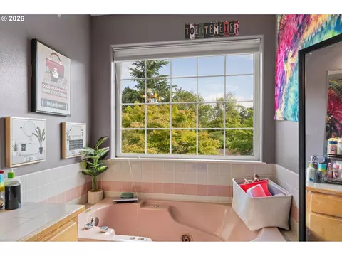 Bath - 367 Spyglass Dr, Eugene, OR 97401 photo 3 of 4