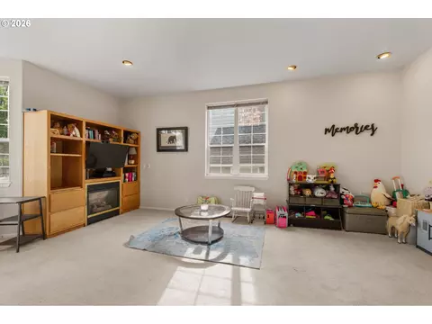 Living - 367 Spyglass Dr, Eugene, OR 97401 photo 5 of 5