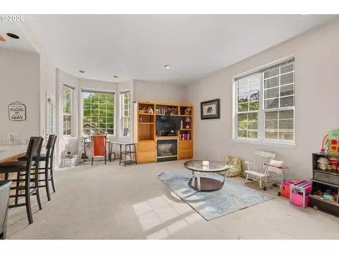 Living - 367 Spyglass Dr, Eugene, OR 97401 photo 4 of 5