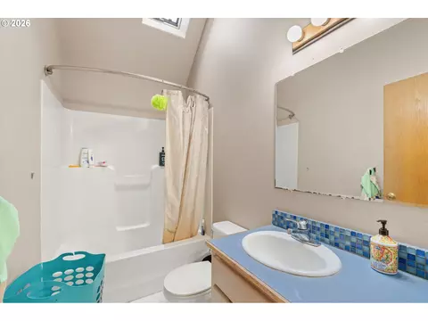 Bath - 367 Spyglass Dr, Eugene, OR 97401 photo 4 of 4