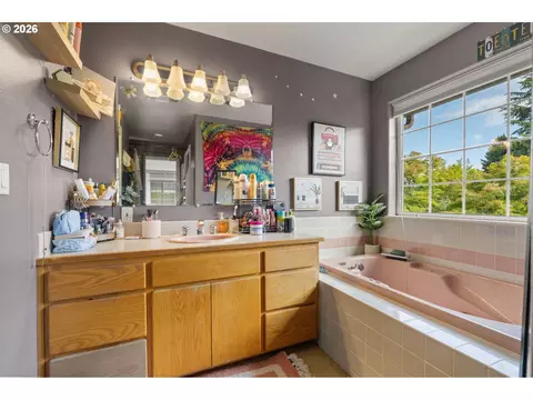 Bath - 367 Spyglass Dr, Eugene, OR 97401 photo 2 of 4