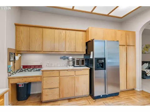 Kitchen - 367 Spyglass Dr, Eugene, OR 97401 photo 2 of 4