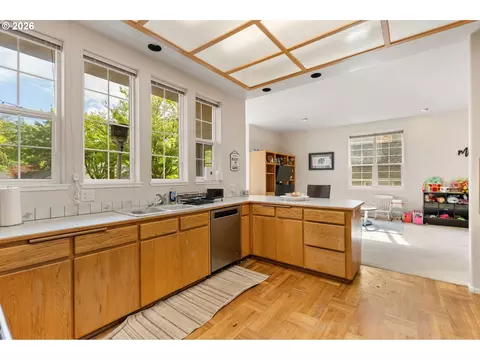 Kitchen - 367 Spyglass Dr, Eugene, OR 97401 photo 3 of 4