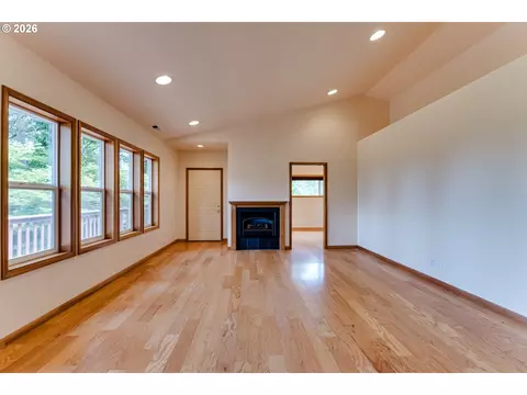 Living - 2890 Chambers St, Eugene, OR 97405 photo 2 of 10
