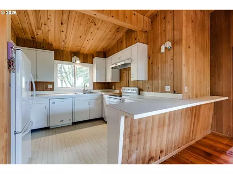 Kitchen - 2890 Chambers St, Eugene, OR 97405 photo 1 of 2