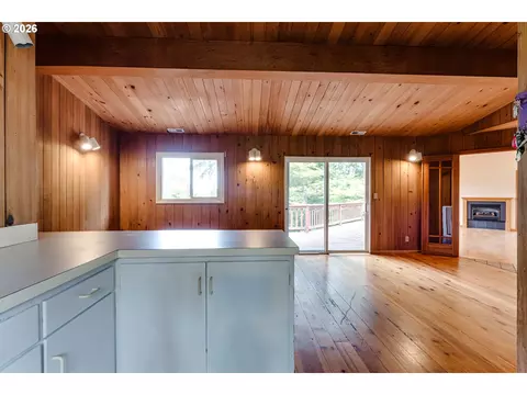 Living - 2890 Chambers St, Eugene, OR 97405 photo 9 of 10