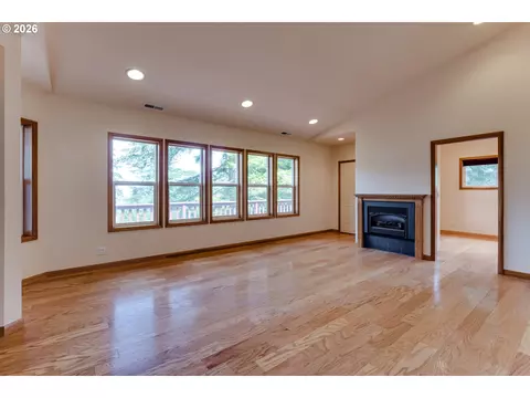 Living - 2890 Chambers St, Eugene, OR 97405 photo 3 of 10