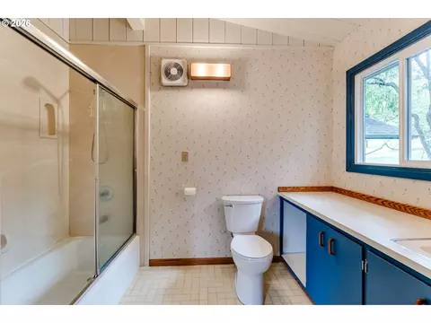 Bath - 2890 Chambers St, Eugene, OR 97405 photo 4 of 5