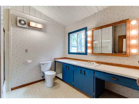 Bath - 2890 Chambers St, Eugene, OR 97405 photo 3 of 5
