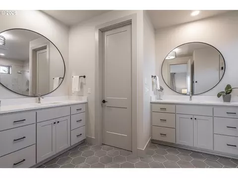 Bath - 1191 Lantern Ln, Eugene, OR 97401 photo 3 of 4