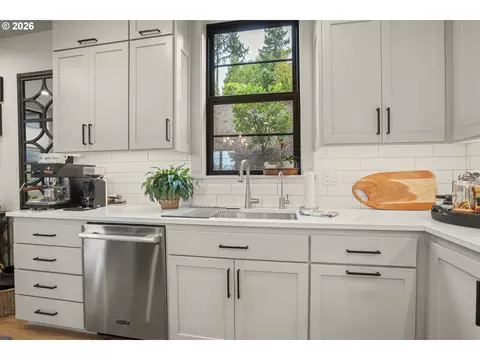 Kitchen - 1191 Lantern Ln, Eugene, OR 97401 photo 4 of 7