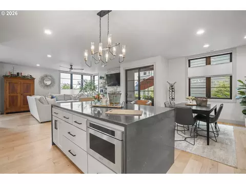 Kitchen - 1191 Lantern Ln, Eugene, OR 97401 photo 5 of 7