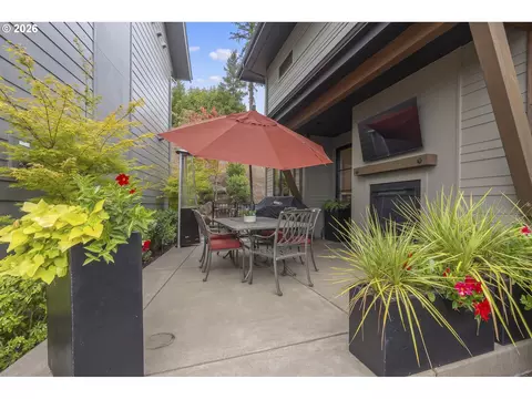 Exterior - 1191 Lantern Ln, Eugene, OR 97401 photo 8 of 14