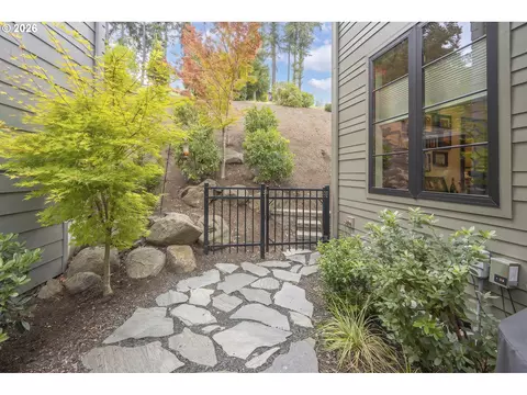 Exterior - 1191 Lantern Ln, Eugene, OR 97401 photo 9 of 14