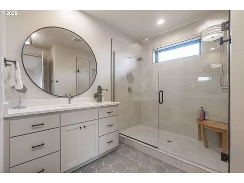 Bath - 1191 Lantern Ln, Eugene, OR 97401 photo 2 of 4