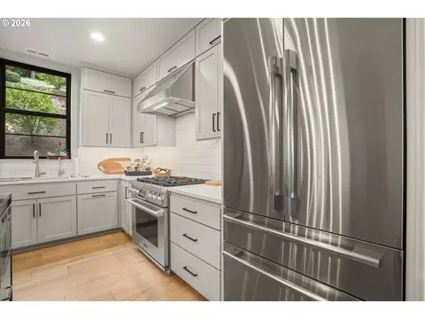 Kitchen - 1191 Lantern Ln, Eugene, OR 97401 photo 2 of 7
