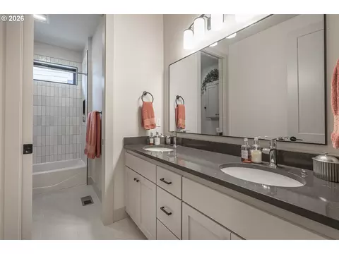 Bath - 1191 Lantern Ln, Eugene, OR 97401 photo 4 of 4