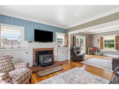 Living - 1631 Glenbrook Loop Rd, Riddle, OR 97469 photo 2 of 5
