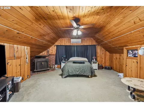 Bedroom - 1631 Glenbrook Loop Rd, Riddle, OR 97469 photo 5 of 5