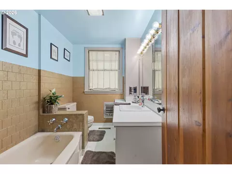 Bath - 1631 Glenbrook Loop Rd, Riddle, OR 97469 photo 2 of 2