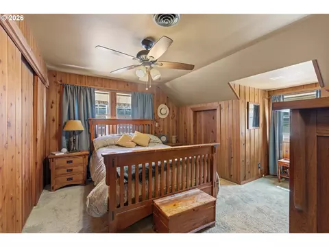 Bedroom - 1631 Glenbrook Loop Rd, Riddle, OR 97469 photo 2 of 5