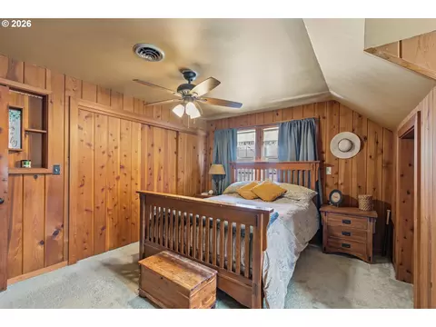Bedroom - 1631 Glenbrook Loop Rd, Riddle, OR 97469 photo 4 of 5
