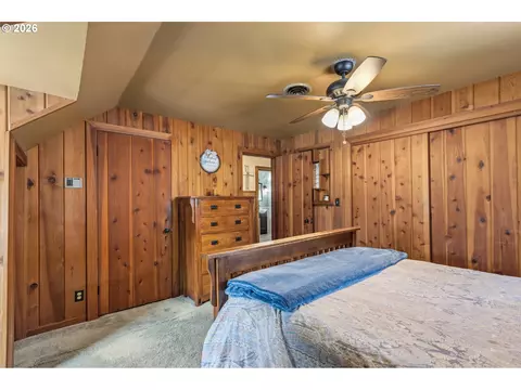 Bedroom - 1631 Glenbrook Loop Rd, Riddle, OR 97469 photo 3 of 5