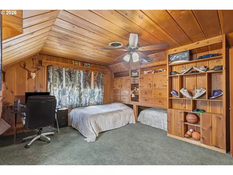 Bedroom - 1631 Glenbrook Loop Rd, Riddle, OR 97469 photo 1 of 5