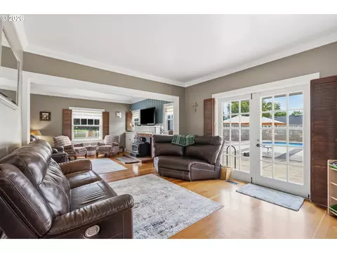 Living - 1631 Glenbrook Loop Rd, Riddle, OR 97469 photo 5 of 5