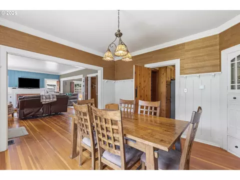 Dining - 1631 Glenbrook Loop Rd, Riddle, OR 97469 photo 3 of 4
